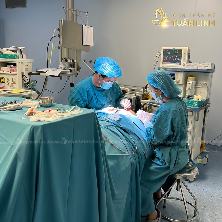 Bác sĩ đang thực hiện phẫu thuật tại VTM Tuấn Linh
